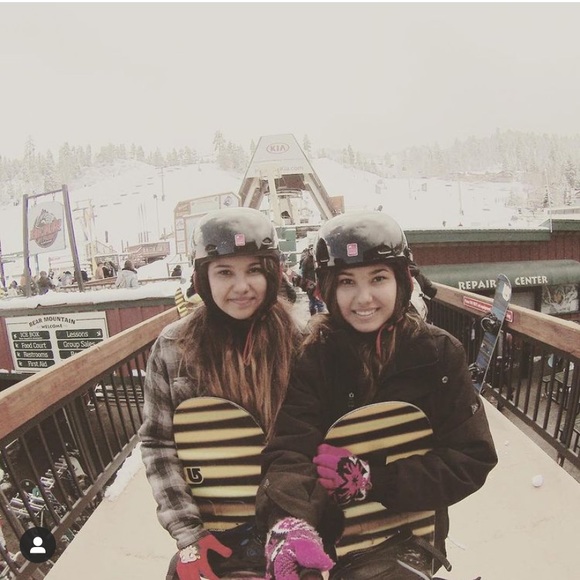 Meet your Poshers, Godinez Twins - Picture 5 of 7